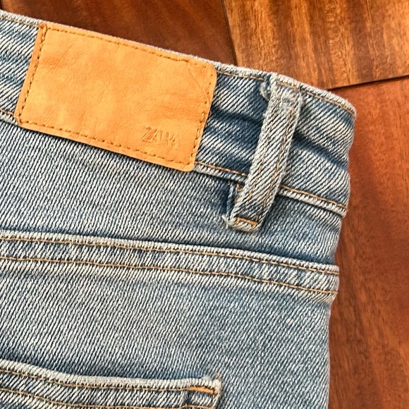 Zara Women’s Jeans Light Wash Distressed Straight skinny Denim- Size 6 - Picture 5 of 7